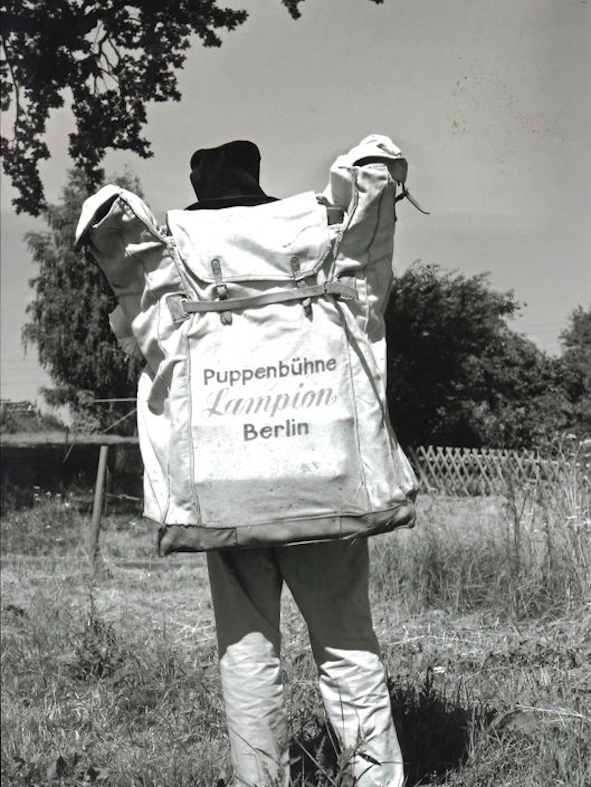 Winziges Wanderpuppentheater auf den Schultern Klaus Breuings