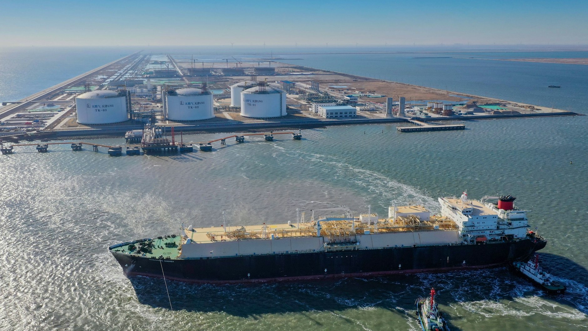 Ein LNG-Tanker im Hafen von Tianjin, China.