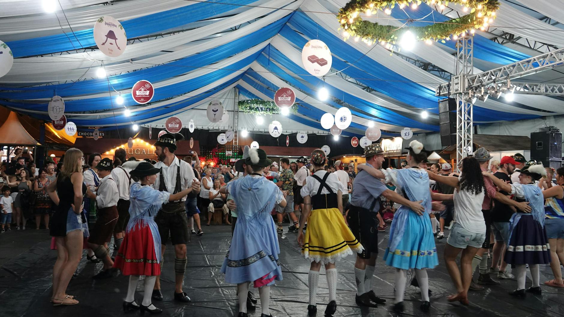 Beim Bierfest „Festa Pomerana“ nach bayerischer Tradition in weiß-blauer Dekoration tanzen Menschen in einem Festzelt im brasilianischen Pomerode.