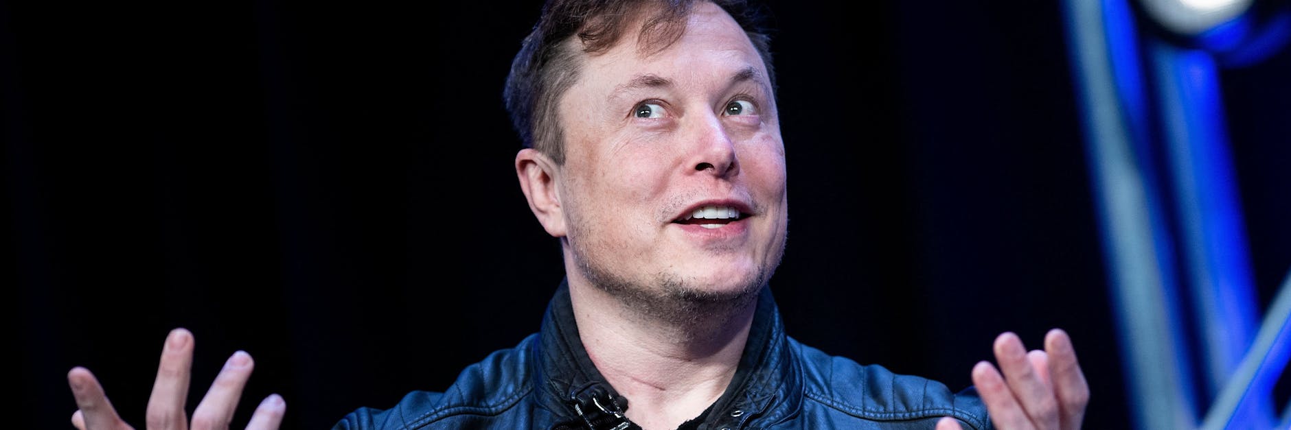 Elon Musk weiß nicht, ob er bis Dezember die Produktionsgenehmigung für seine neue Fabrik bekommt.