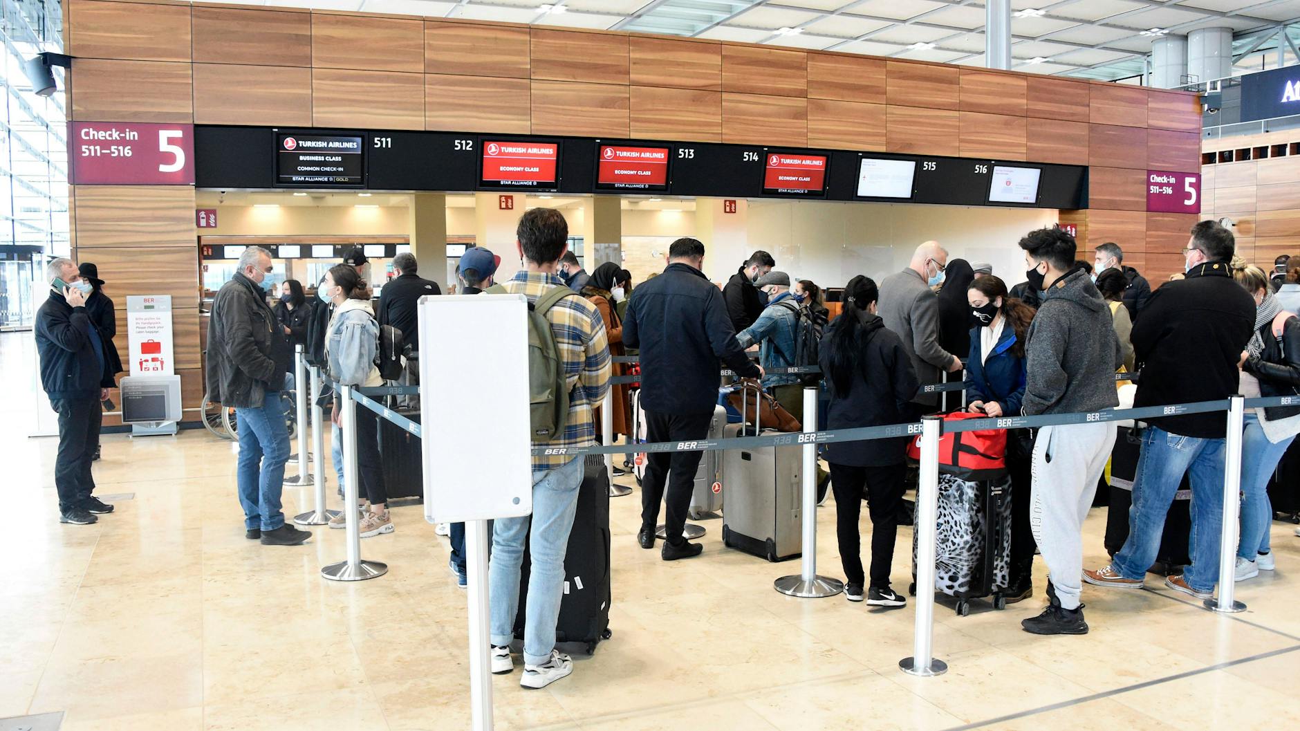 Es hat Streit zwischen Flughafen, Bundespolizei und Fluglinien wie der Lufthansa gegeben.