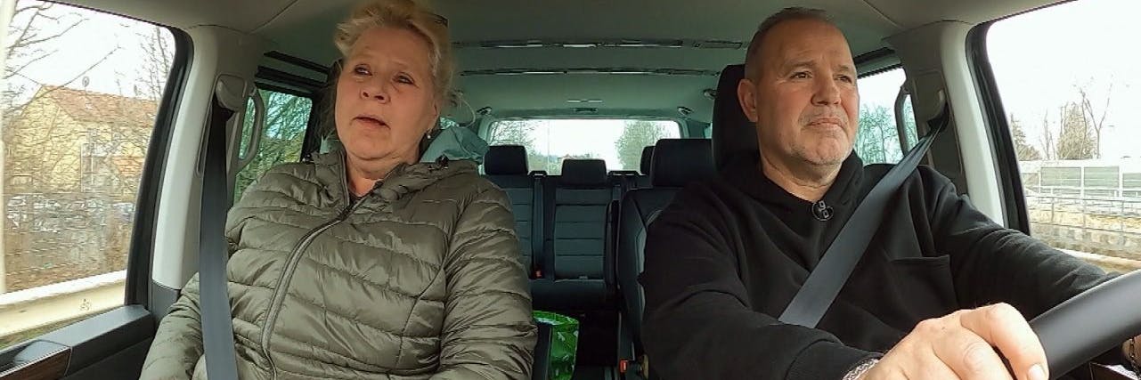 Silvia Wollny ist zwar während der Aufzeichnung der neuen Wollny-Folgen in Thailand. Dennoch ist sie allgegenwärtig. Hier bringt Harald sie zum Flughafen.