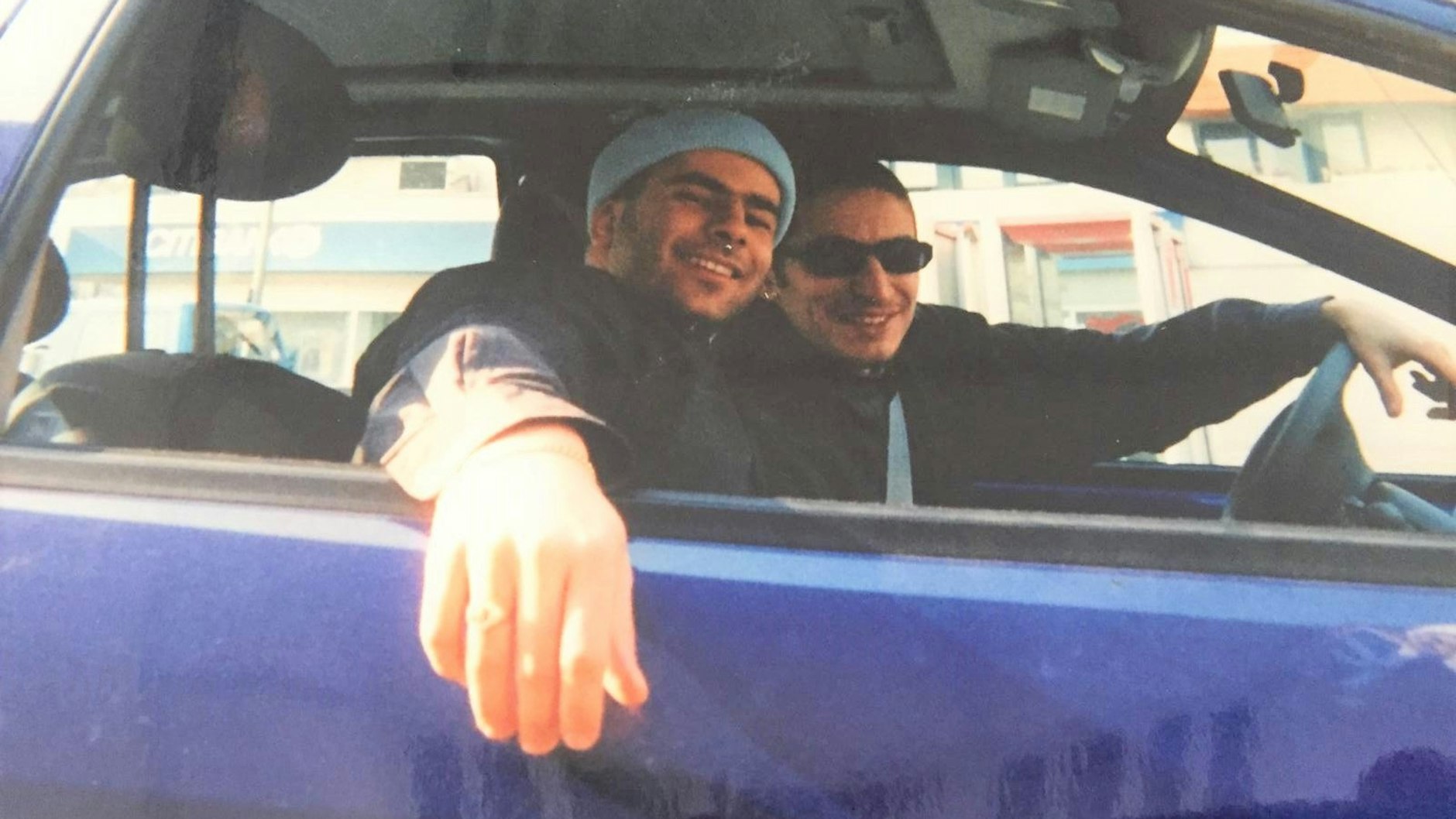 In den Neunzigern in Wedding: Arye Sharuz Shalicar auf dem Beifahrersitz im Auto eines Kumpels.