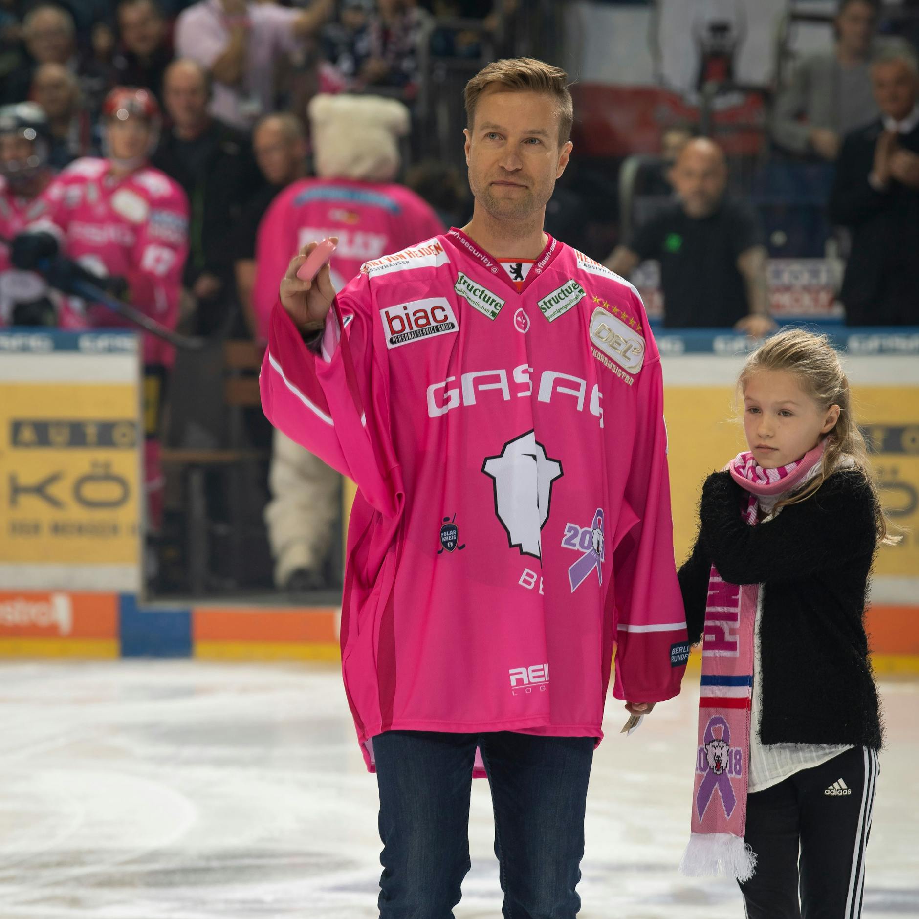 Petri Vehanen auf dem Weg zum Ehrenbully vor dem Spiel zwischen den Eisbären Berlin gegen den Adler Mannheim am 7. Oktober 2018.