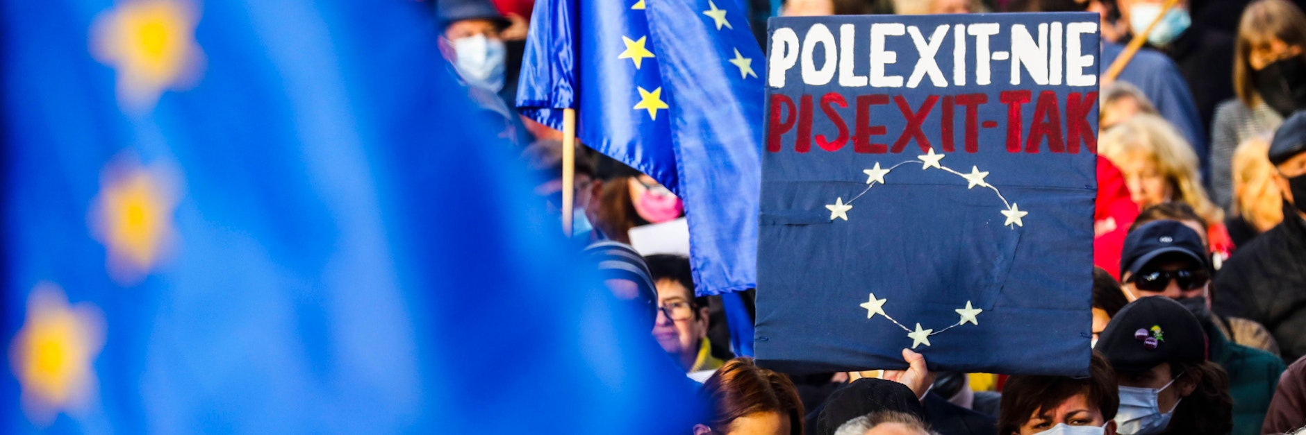Polexit nein, PiSExit ja. In Krakau hielten Demonstranten dieses Schild hoch, wollen in der EU bleiben und dass dafür die Regierungspartei PiS verschwindet.&nbsp;