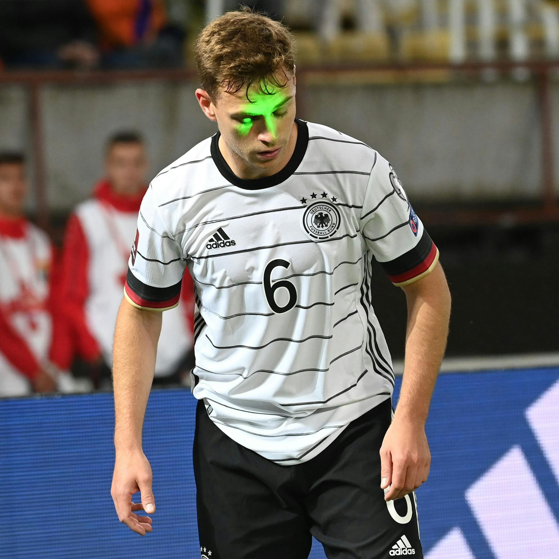 Mies! Kimmich bekommt den Laser direkt ins Gesicht gestrahlt.