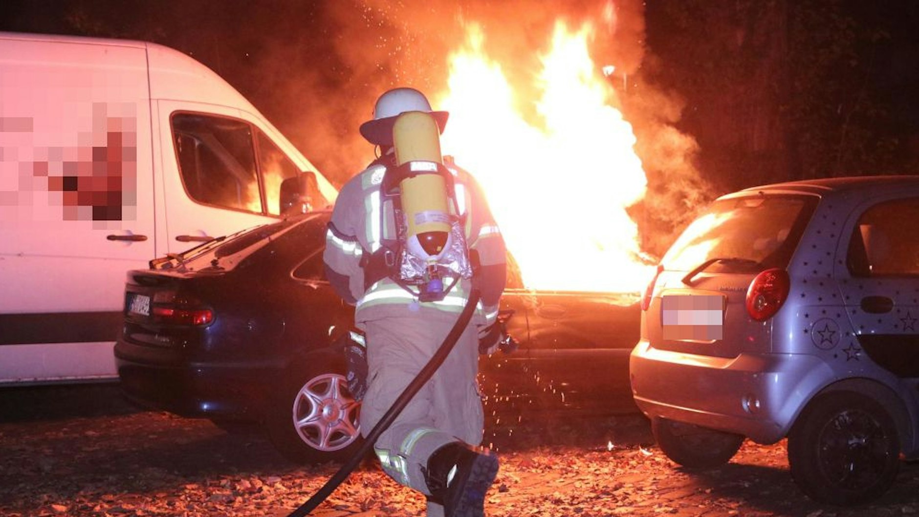 Feuerwehr löscht ein brennendes Auto im Erkelenzdamm.
