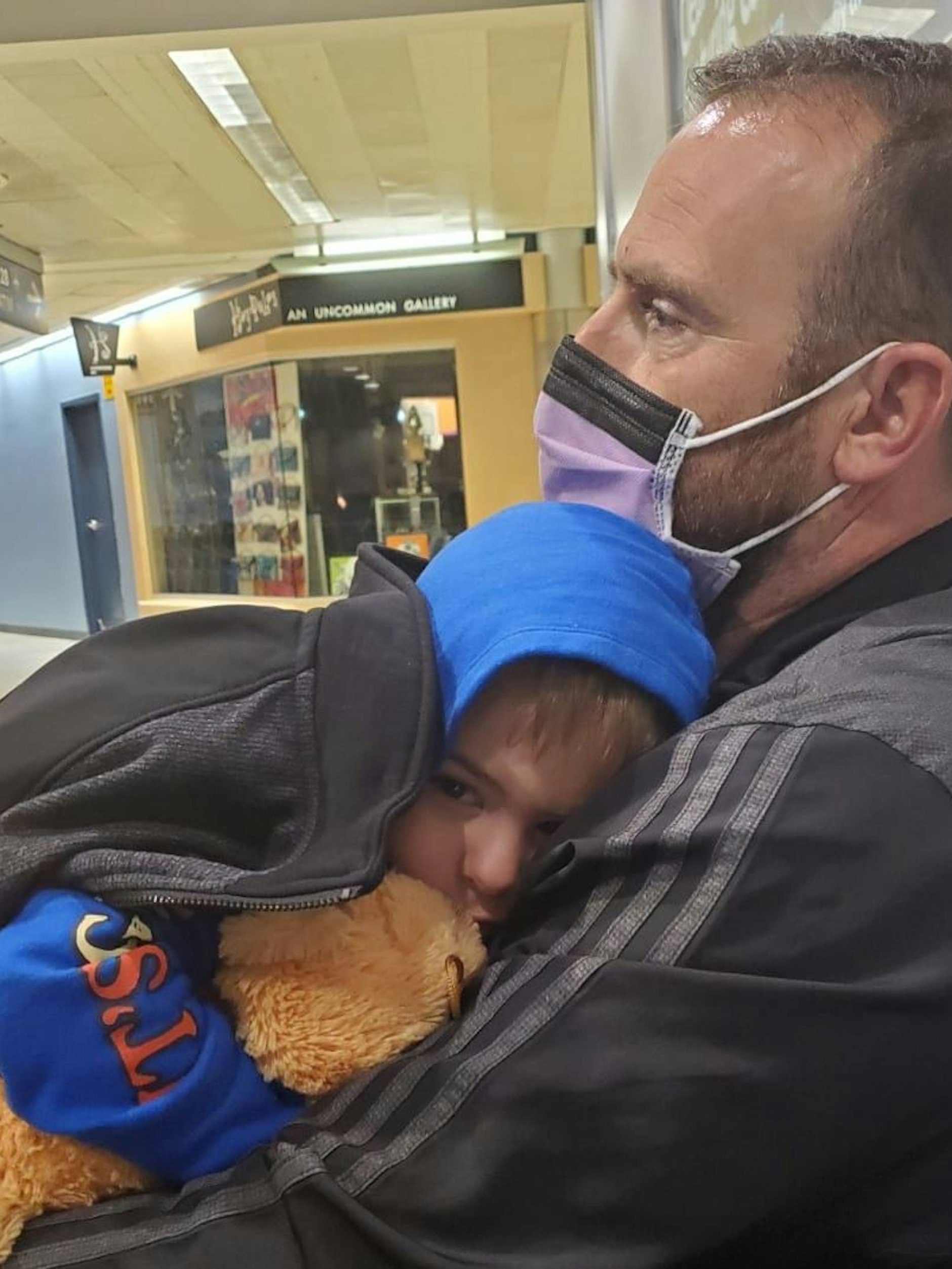 Aleksandar Pandurevic mit seinem Sohn Yakob am Flughafen