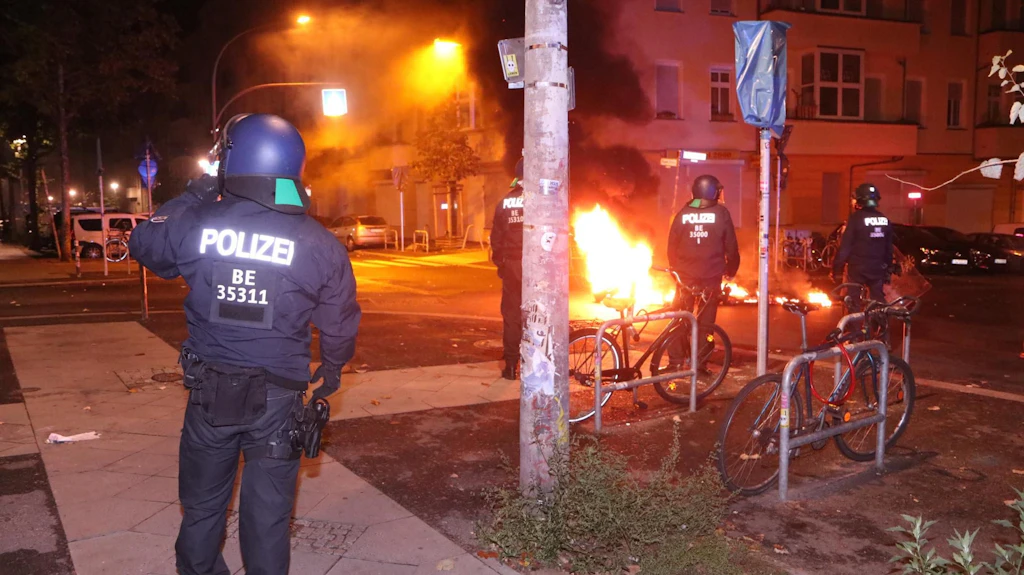 Seid ihr wahnsinnig, ihr Chaoten! Steinhagel auf Polizei und Feuerwehr: Es hätte Tote geben können