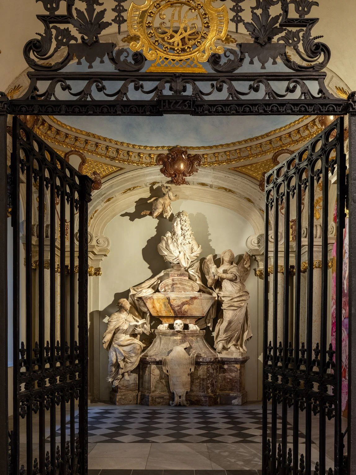 Allegorisch-barockes Skulpturen-Brimborium in der restaurierten Kraut-Kapelle vom Eingang aus. Das neue Wandbild ist nur von innen zu sehen.&nbsp;<br><br>