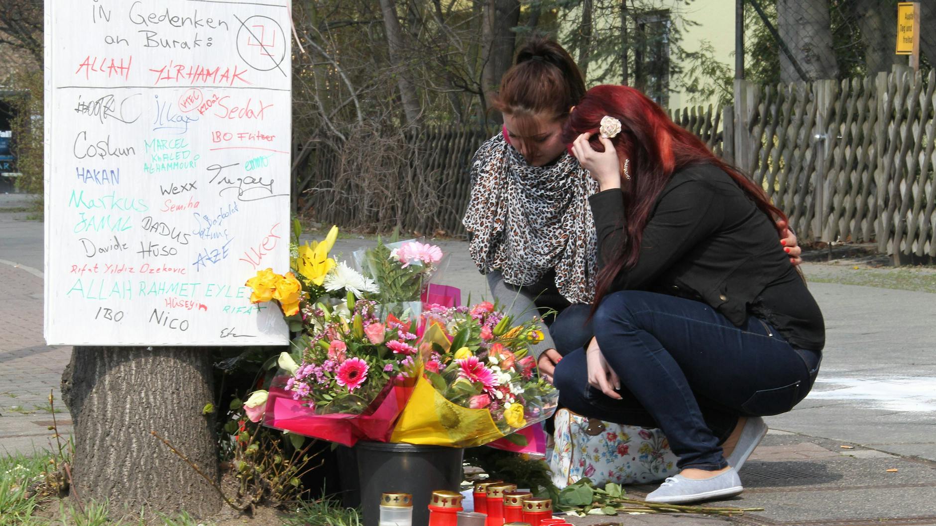 Trauer um ein Mordopfer: Burak Bektas (22) wird am 5. April 2012 auf offener Straße in Neukölln erschossen. Sein Mörder ist unbekannt, die Hintergründe der Tat sind ungeklärt.