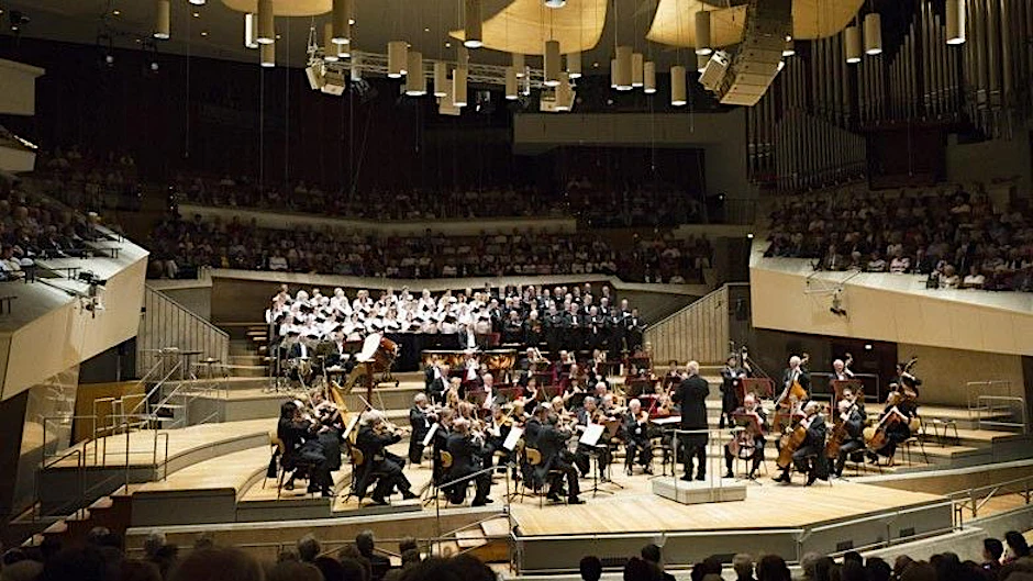 Der rechteckige Saal wird immer wieder wegen seiner hervorragenden Akustik gerühmt.