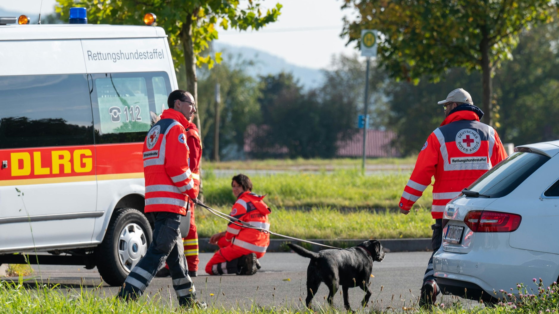 Furth im Wald: Einsatzkräfte mit einem Suchhund stehen auf einem Parkplatz an der deutsch-tschechischen Grenze. Auch die Hunde konnten Julia zunächst nicht finden.&nbsp;