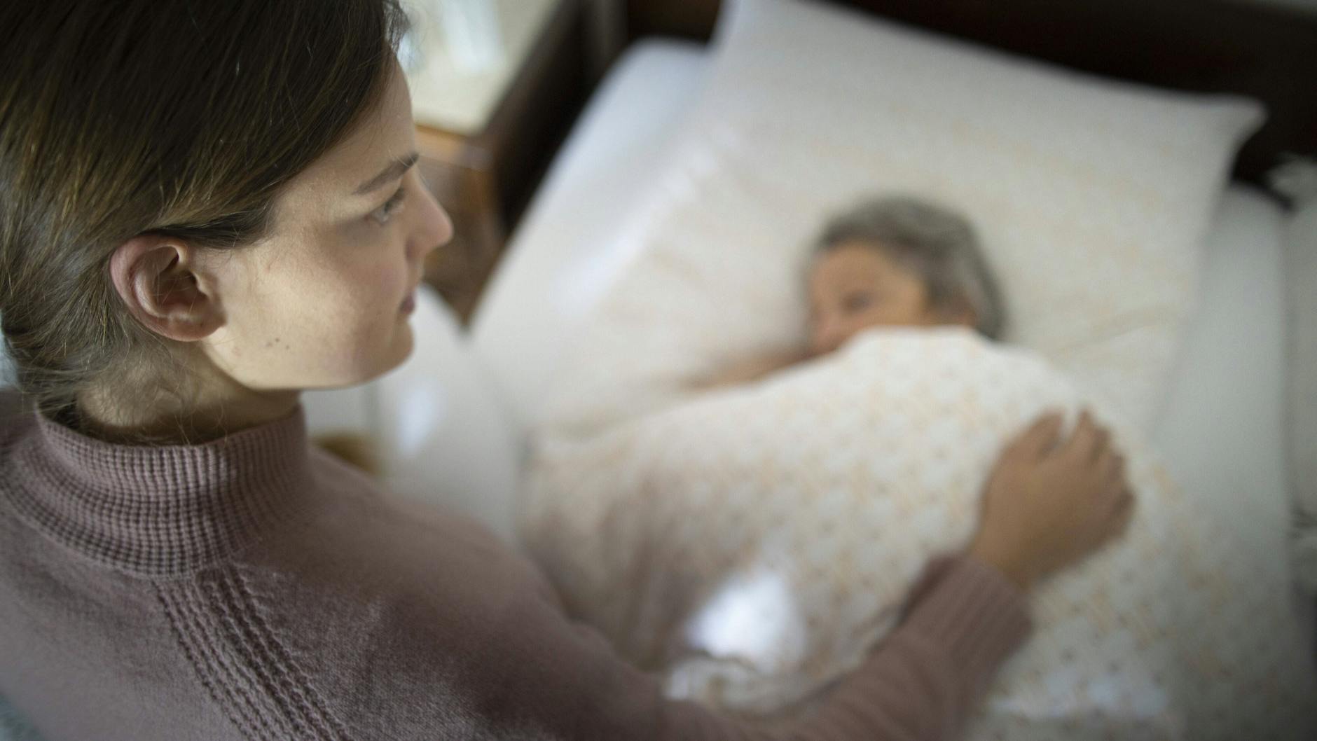 Ein Drittel der 16- bis 39-Jährigen hat laut einem Pflegereport bereits Familienangehörige, die auf Pflege oder Hilfe im Alltag angewiesen sind (Symbolbild).