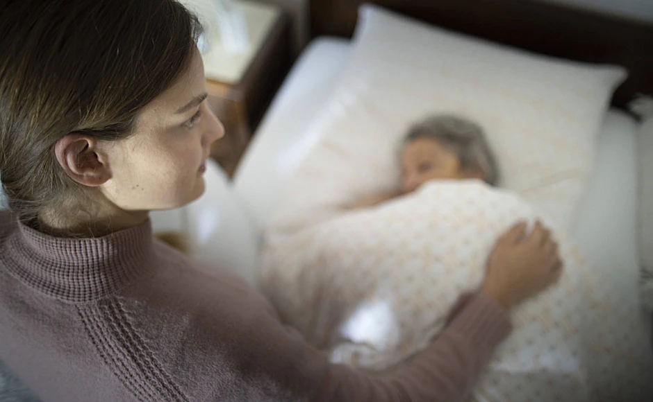 Ein Drittel der 16- bis 39-Jährigen&nbsp;hat laut einem Pflegereport bereits Familienangehörige, die auf Pflege oder Hilfe im Alltag angewiesen sind (Symbolbild).