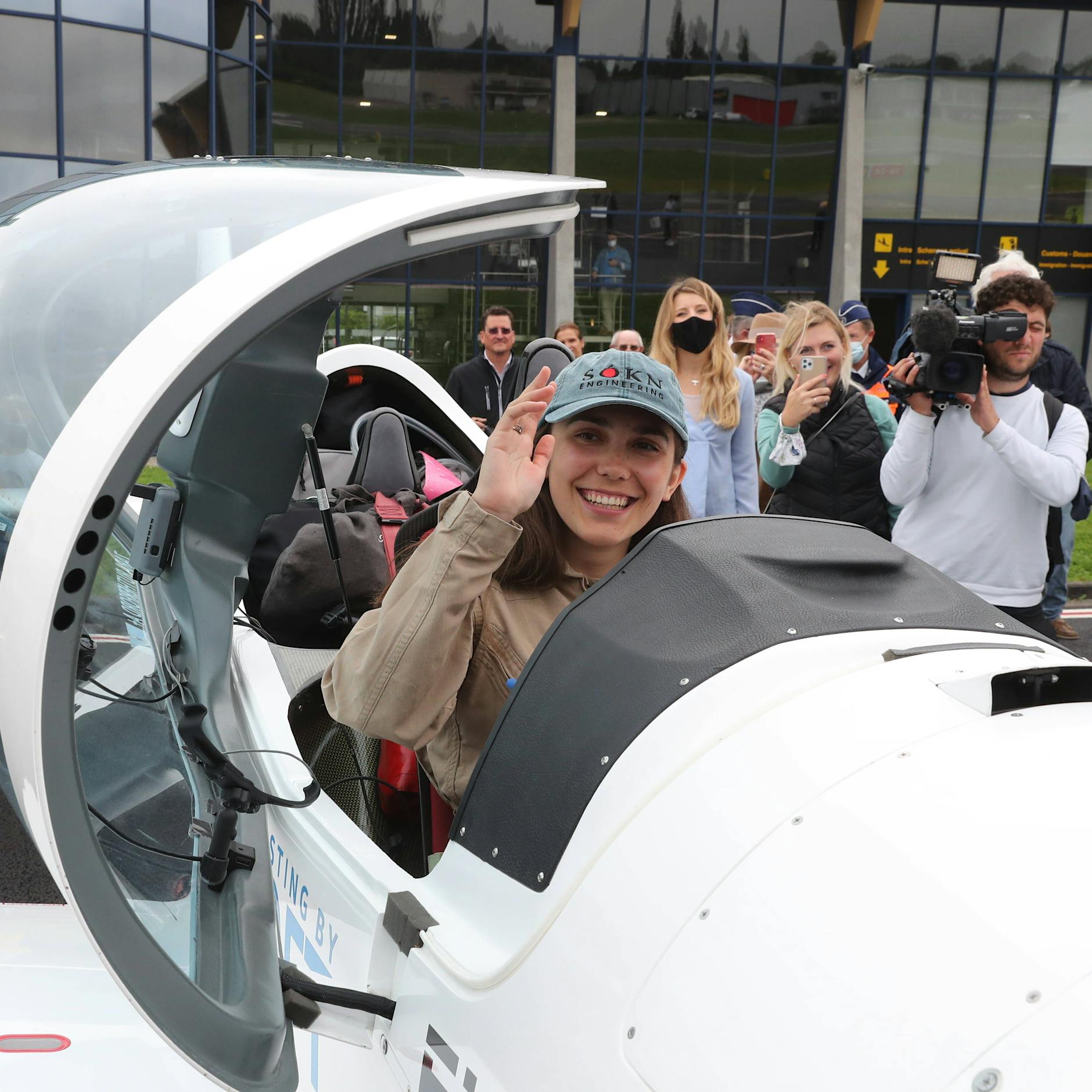 Turbulenzen, technische Pannen, Herausforderungen: Schafft es Pilotin Zara (19) um die Welt zu fliegen?