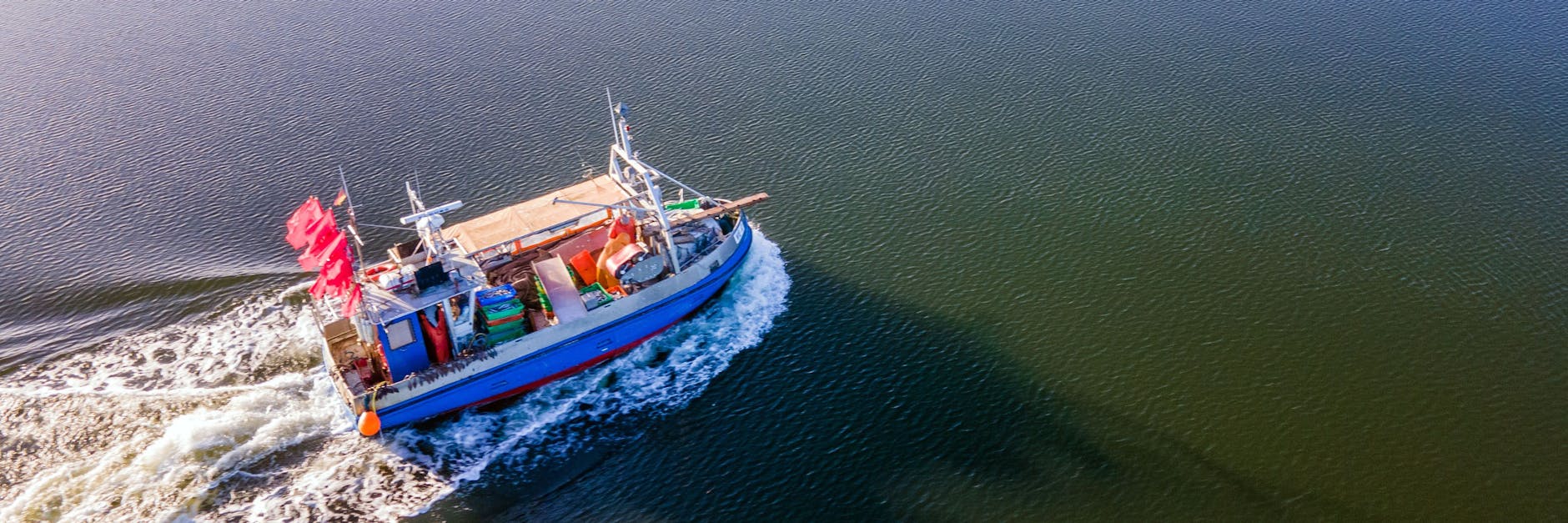 Der Kutter „Seewolf“ steuert nach dem Heringsfang im Greifswalder Bodden den Hafen von Freest an. 2022 wird er weniger fangen dürfen, wenn er überhaupt noch ausläuft. 