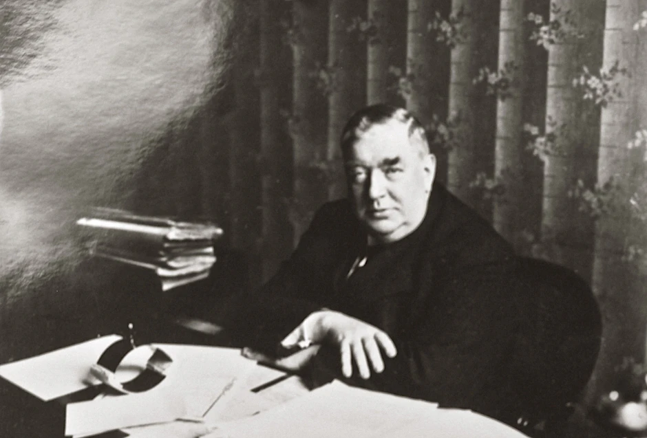 Ernst Gennat (1880–1939), hier an seinem Arbeitsplatz im Polizeipräsidium am Alexanderplatz, gilt als Pionier der modernen Kriminalistik. 