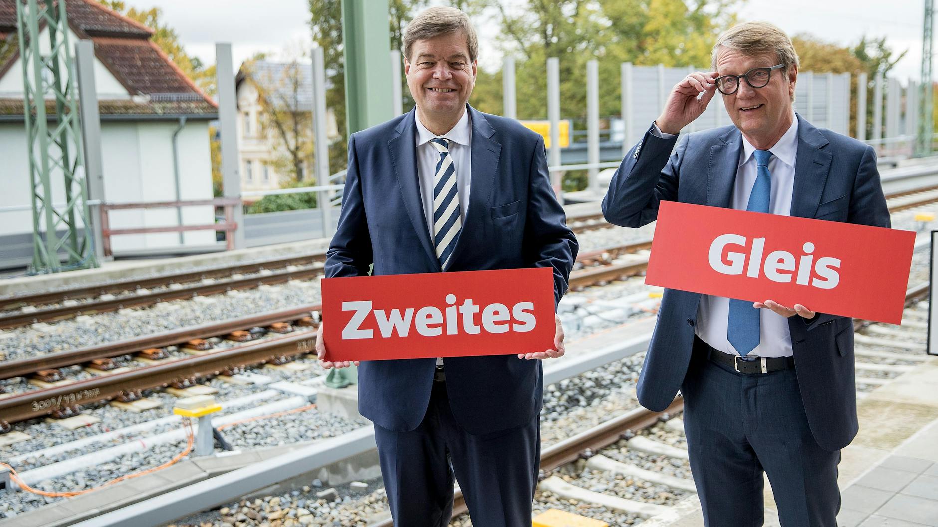 Enak Ferlemann (CDU, links), parlamentarischer Staatssekretär im Bundesverkehrsministerium, steht neben Ronald Pofalla, Vorstandsmitglied der Deutschen Bahn.