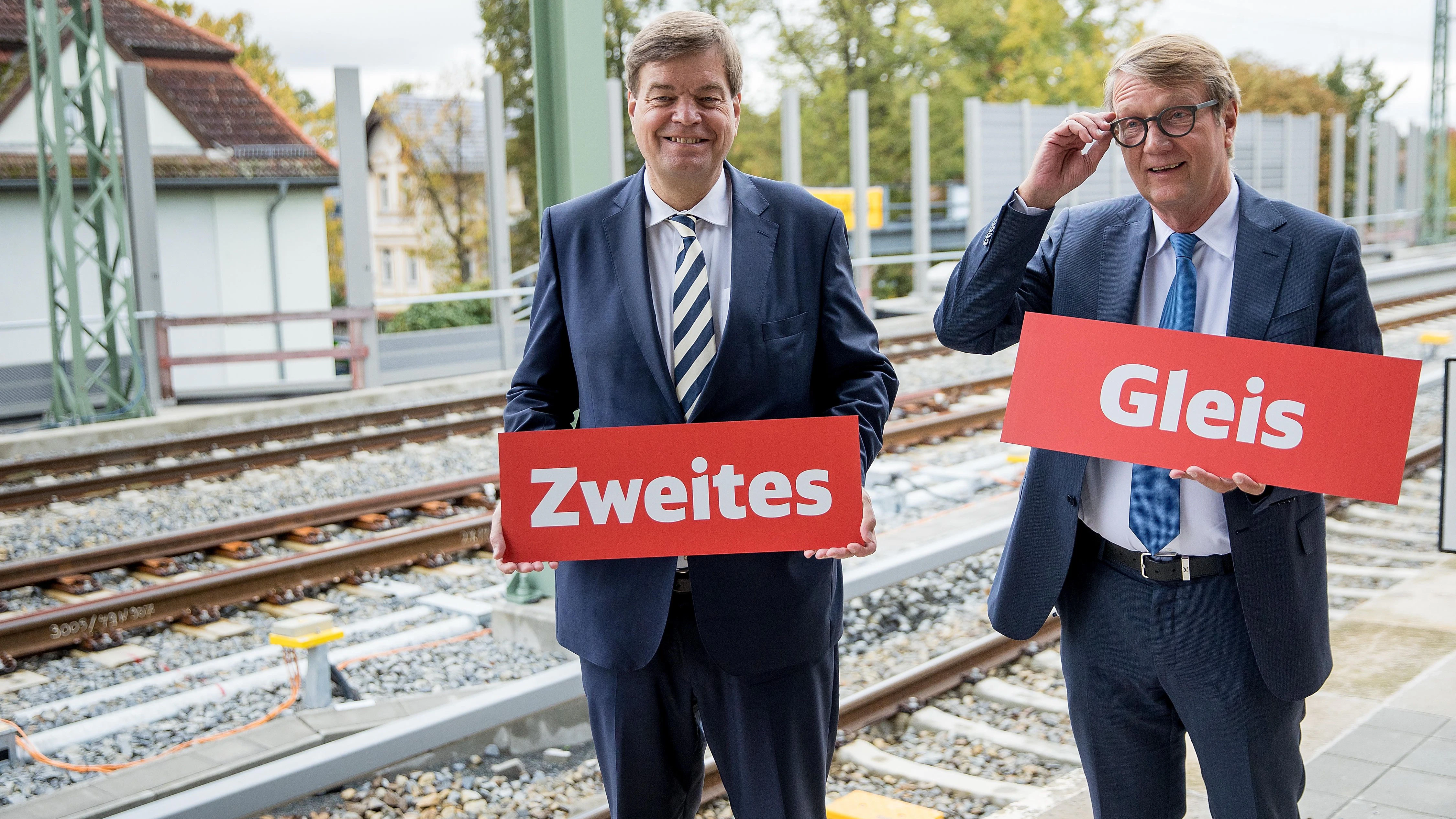 Enak Ferlemann (CDU, links), parlamentarischer Staatssekretär im Bundesverkehrsministerium, steht neben Ronald Pofalla, Vorstandsmitglied der Deutschen Bahn.