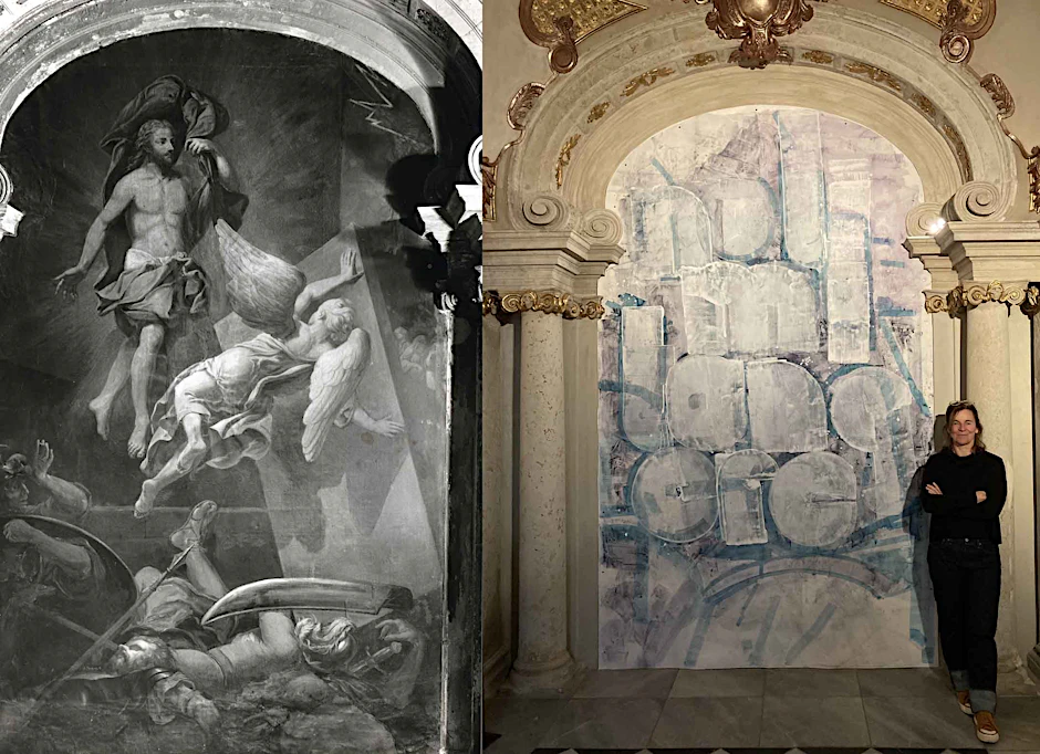 In der barocken Kraut-Kapelle der Berliner Nikolaikirche: Malerin Sabine Herrmann mit ihrem Wandbild&nbsp;„noli me tangere“ und links ein Foto des verschollenen Originalgemäldes von etwa 1724.