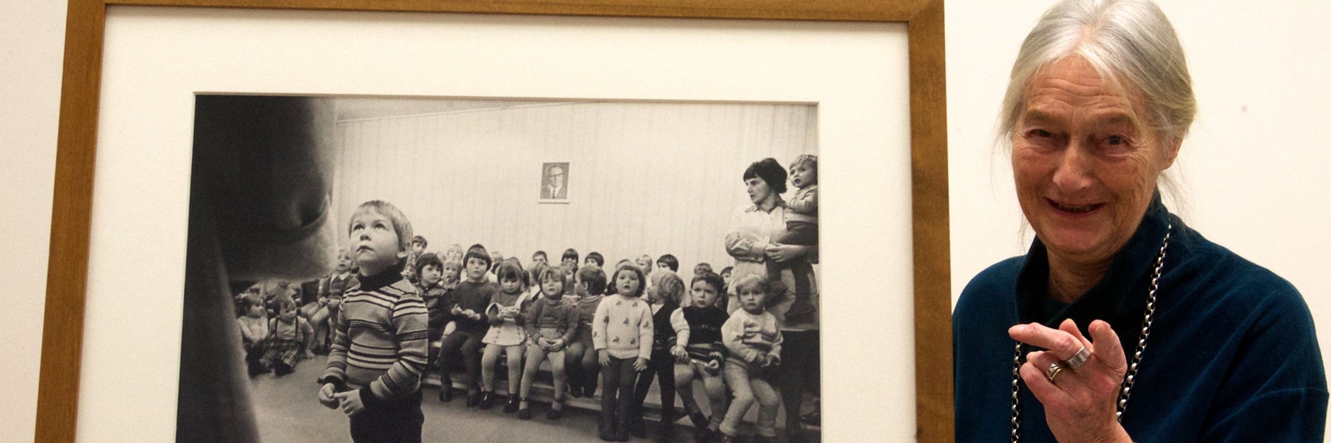 Evelyn Richter mit einer ihrer Fotografien.