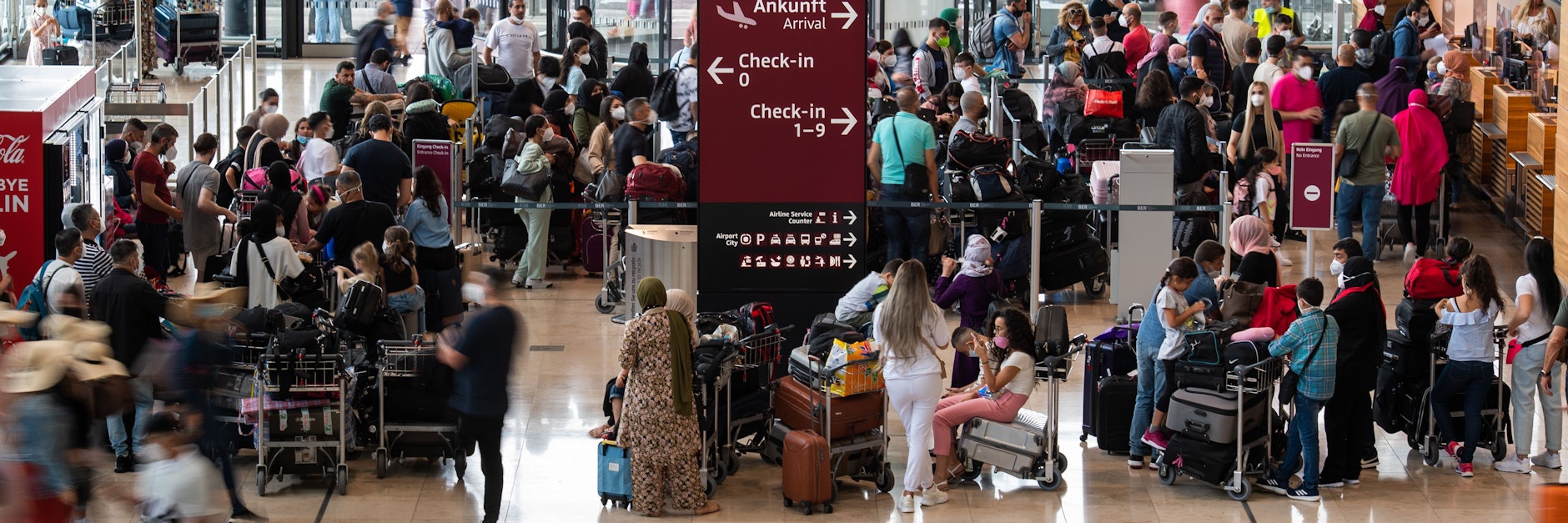 Pickepackevoll! Reisende drängeln sich am Check-in im Terminal des Flughafens Berlin-Brandenburg (BER).