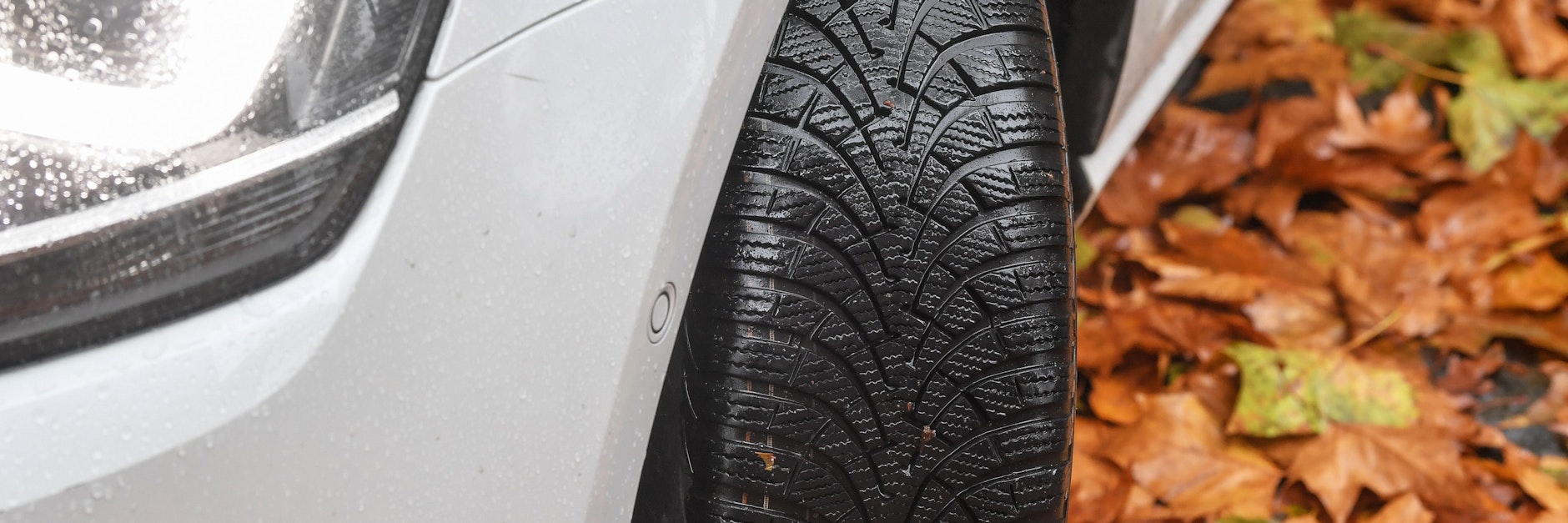 Von Oktober bis Ostern auf Winterreifen: An dieser Faustregel kann man sich grob orientieren, um die Winterreifen aufziehen zu lassen.