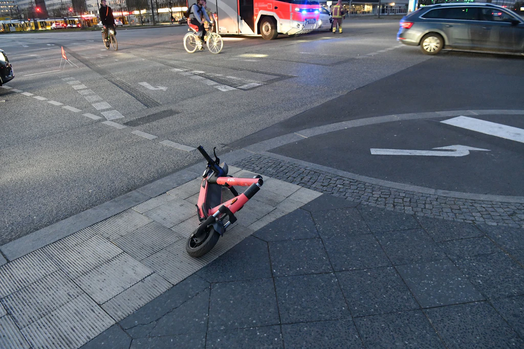 Unfall mit E-Roller in Berlin: Fahrer erleidet schwere Kopfverletzungen