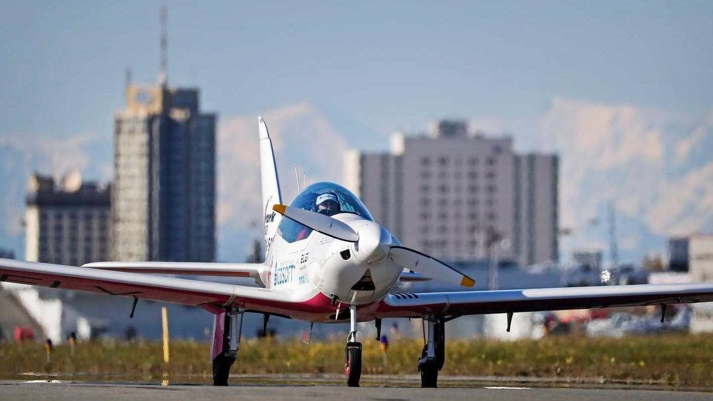 Pilotin Zara Rutherford in ihrem Flugzeug in Nome (undatiert)