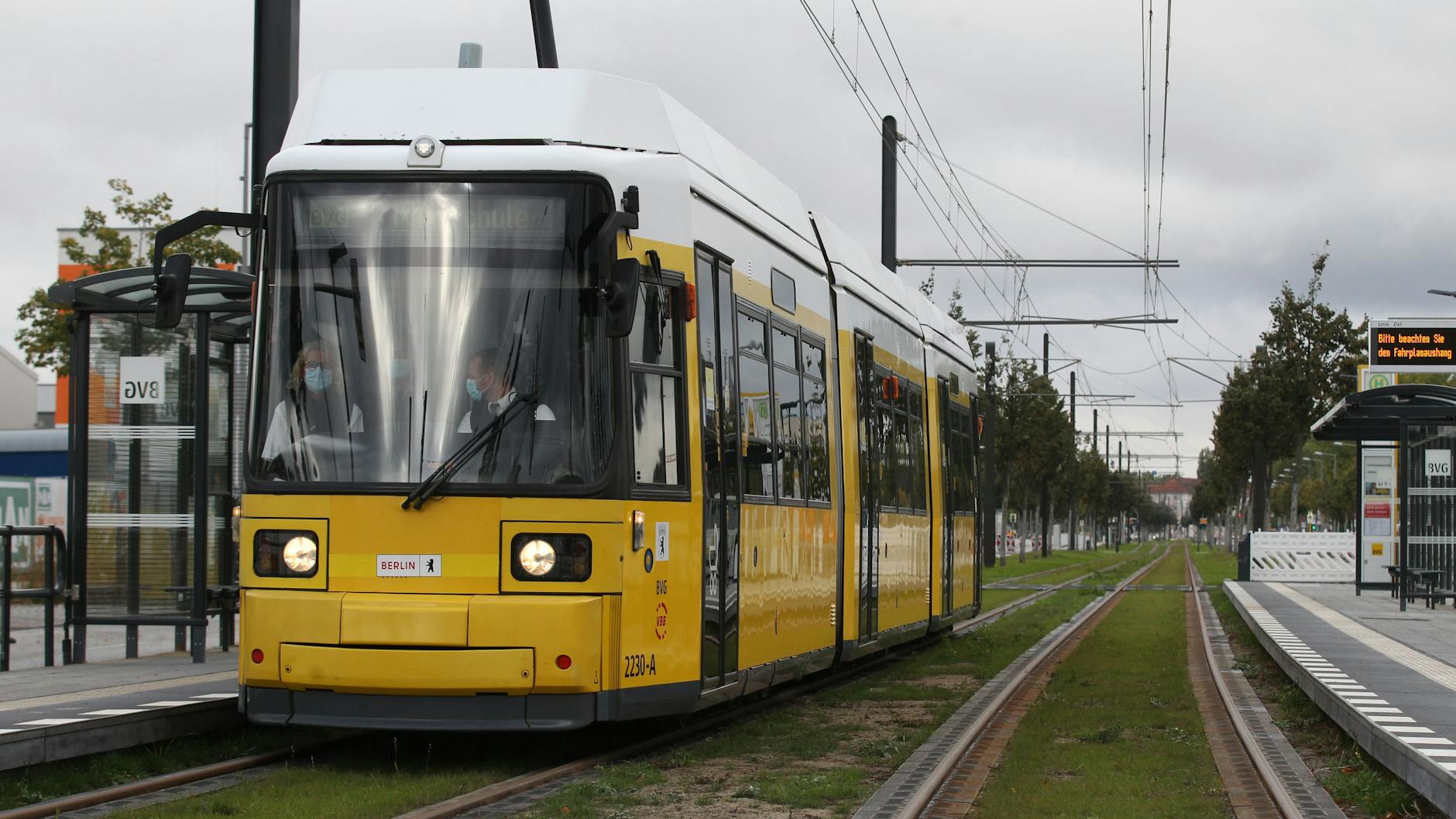Eine Straßenbahn auf der Neubaustrecke im Groß-Berliner Damm. Die Einweisungsfahrten haben begonnen. Bis zum 29. Oktober lernt das Fahrpersonal die Trasse im Südosten Berlins kennen.