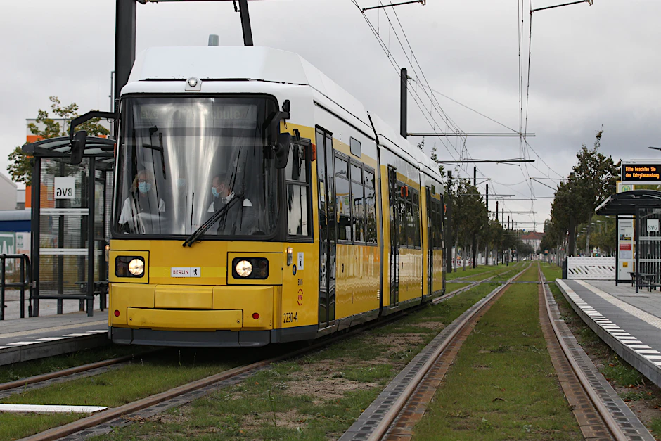 Eine Straßenbahn auf der Neubaustrecke im Groß-Berliner Damm. Die Einweisungsfahrten haben begonnen. Bis zum 29. Oktober lernt das Fahrpersonal die Trasse im Südosten Berlins kennen.