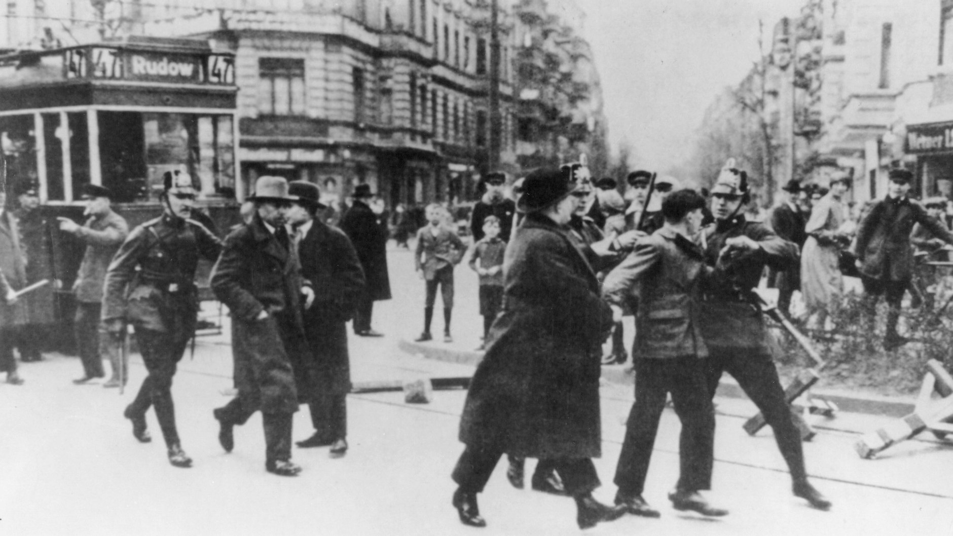  Kundgebung außer Kontrolle: Nach dem Verbot der Demonstrationen zum 1. Mai kommt es 1929 zu Unruhen. 33 Menschen fallen dem „Blutmai“ zum Opfer, auch Unbeteiligte. 