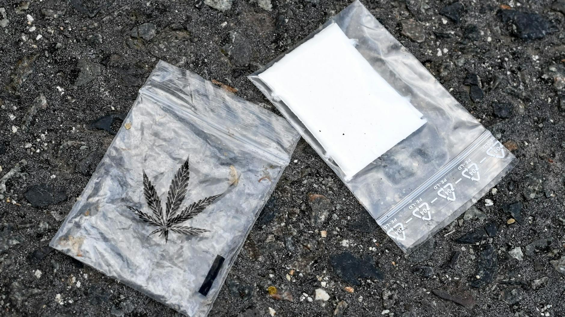 Zwei typische Cannabis-Tütchen liegen auf dem Boden. Darin befand sich wohl mal „Rauchware“, die ist allerdings abhandengekommen.