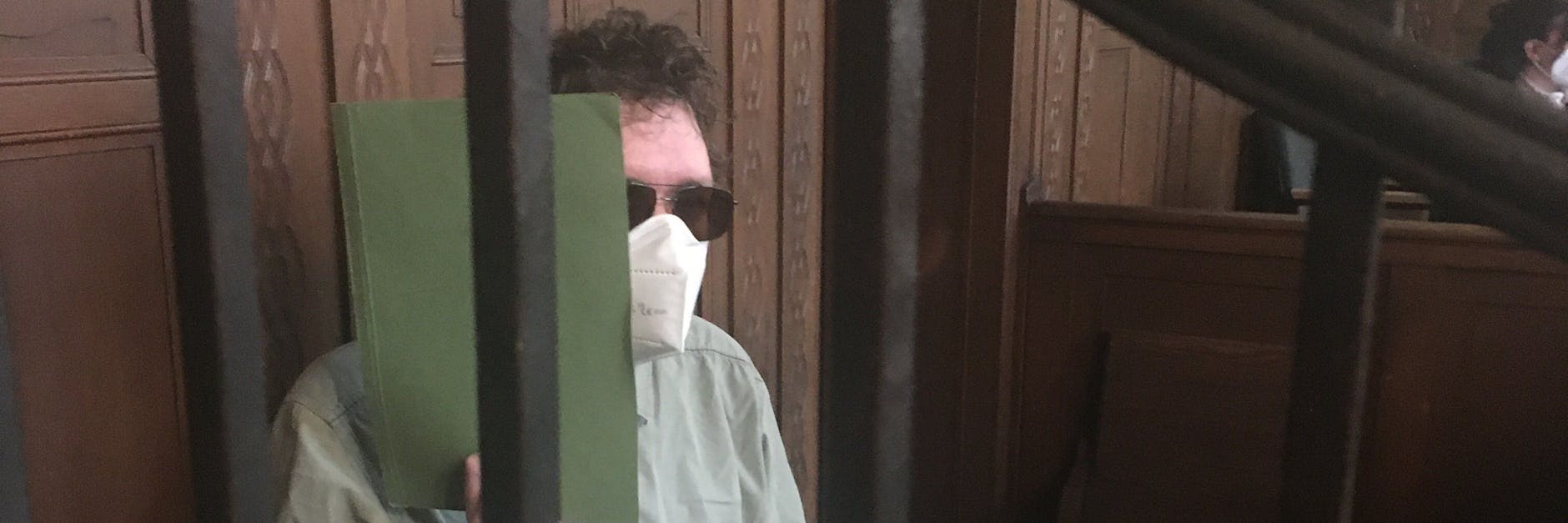 Der Sohn am Dienstag vor Gericht. Er setzte seine Sonnenbrille nicht ab und schwieg.