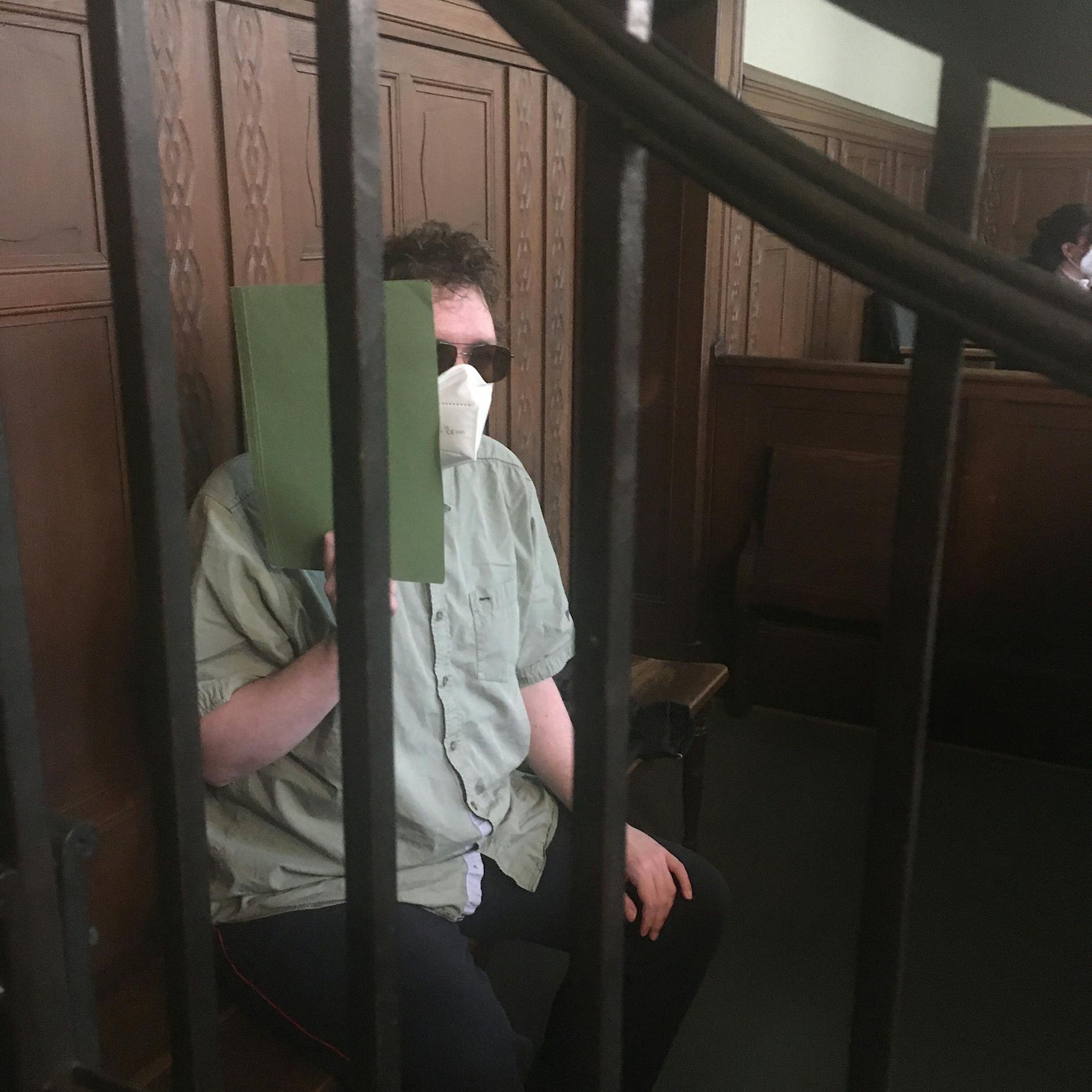 Prozess um versuchte Tötung in Berlin: Dieser Marzahner ging im Wahn mit einem Indianer-Beil auf die eigene Mutter los