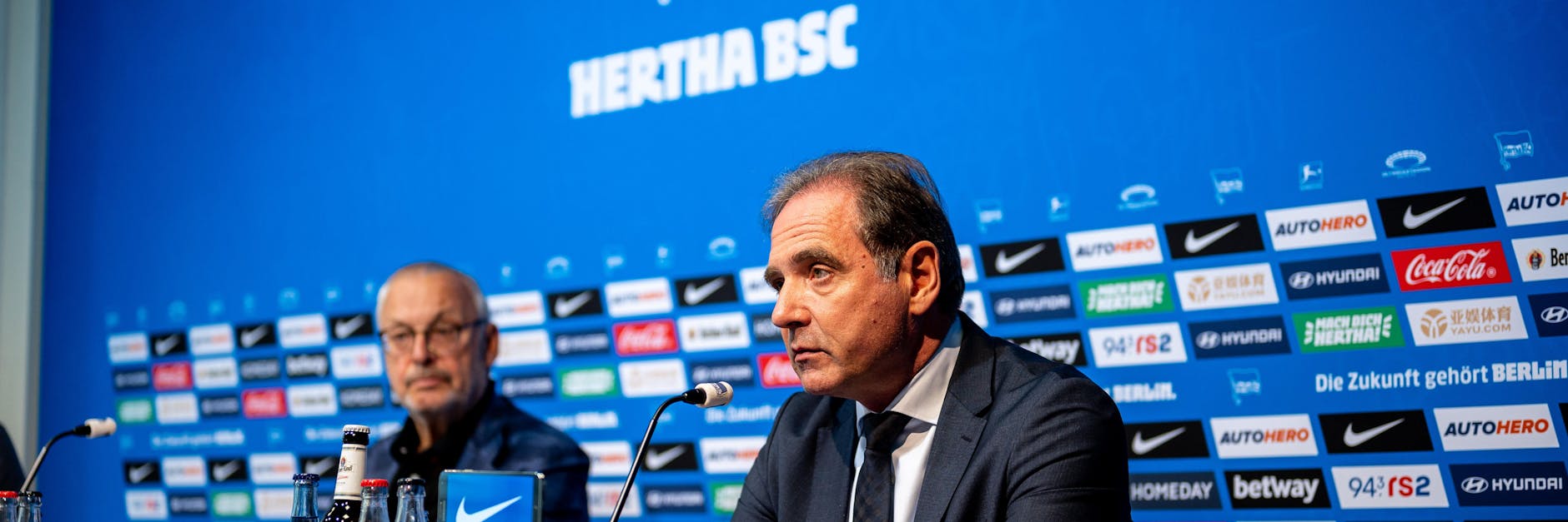 Geschäftsführer Carsten Schmidt (r.) sieht man die Sorgen bei der Pressekonferenz an.