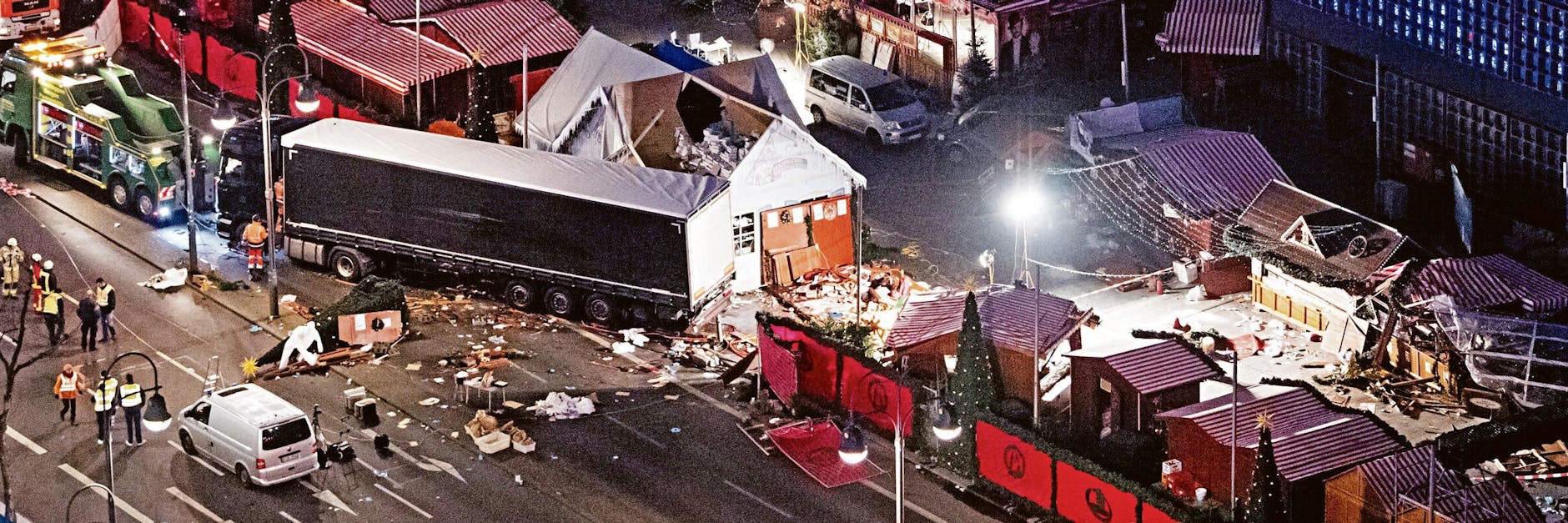 Berlin 2016: Eine Schneise der Verwüstung ist auf dem Weihnachtsmarkt am Breitscheidplatz in Berlin zu sehen, nachdem der Attentäter Anis Amri mit einem Lastwagen über den Platz gerast war.