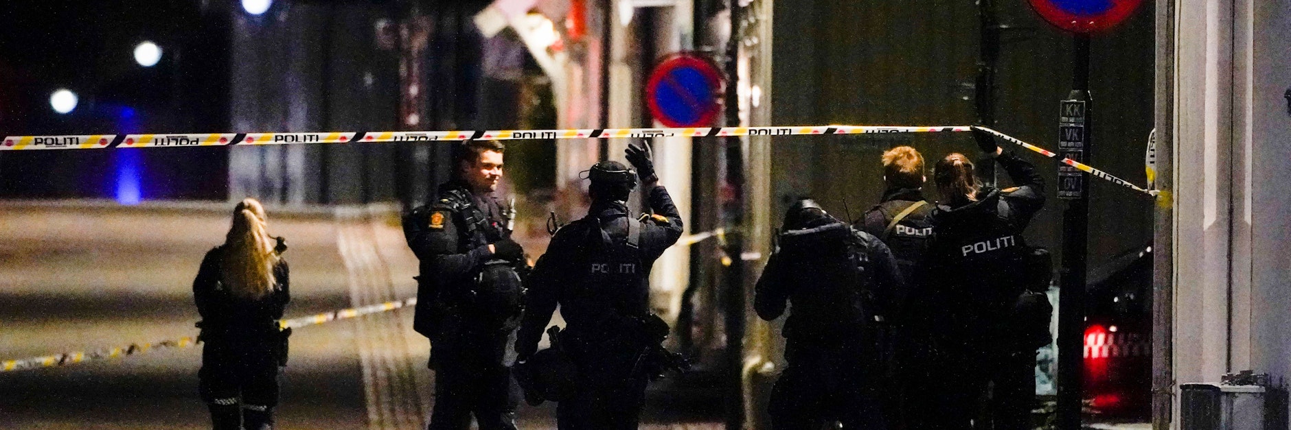 Polizisten stehen nach der Gewalttat in der norwegischen Stadt Kongsberg an Absperrungsbändern. Es gab Tote und Verletzte, ein Täter wurde gefasst. 