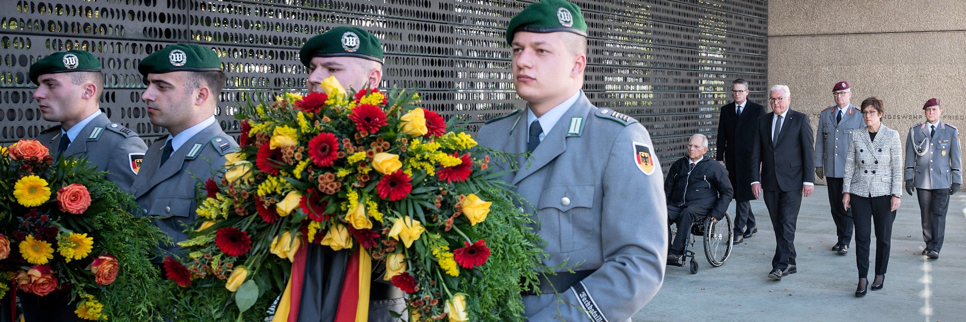 Kranzniederlegung am Ehrenmal der Bundeswehr am Verteidigungsministerium Stauffenbergstraße.