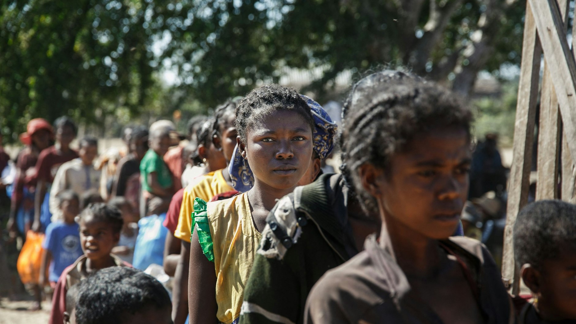 Schlange vor einer mobilen Klinik von Ärzte ohne Grenzen im Dorf Befeno: Hier werden die schwersten Fälle von Unterernährung behandelt.