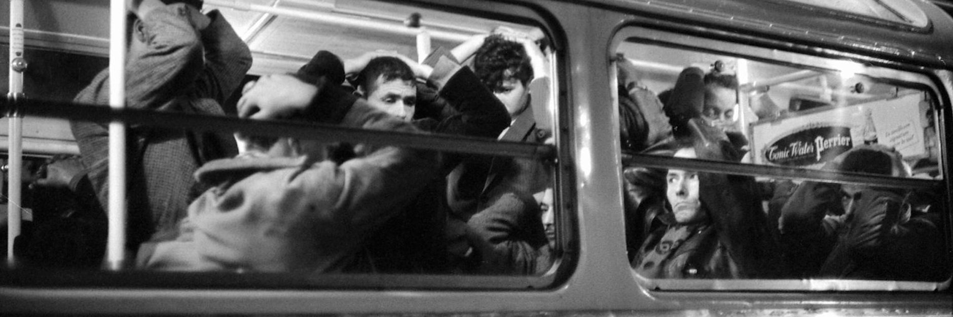 Festgenommene Algerier werden am 17. Oktober 1961 im Bus abtransportiert, die Hände über den Köpfen.