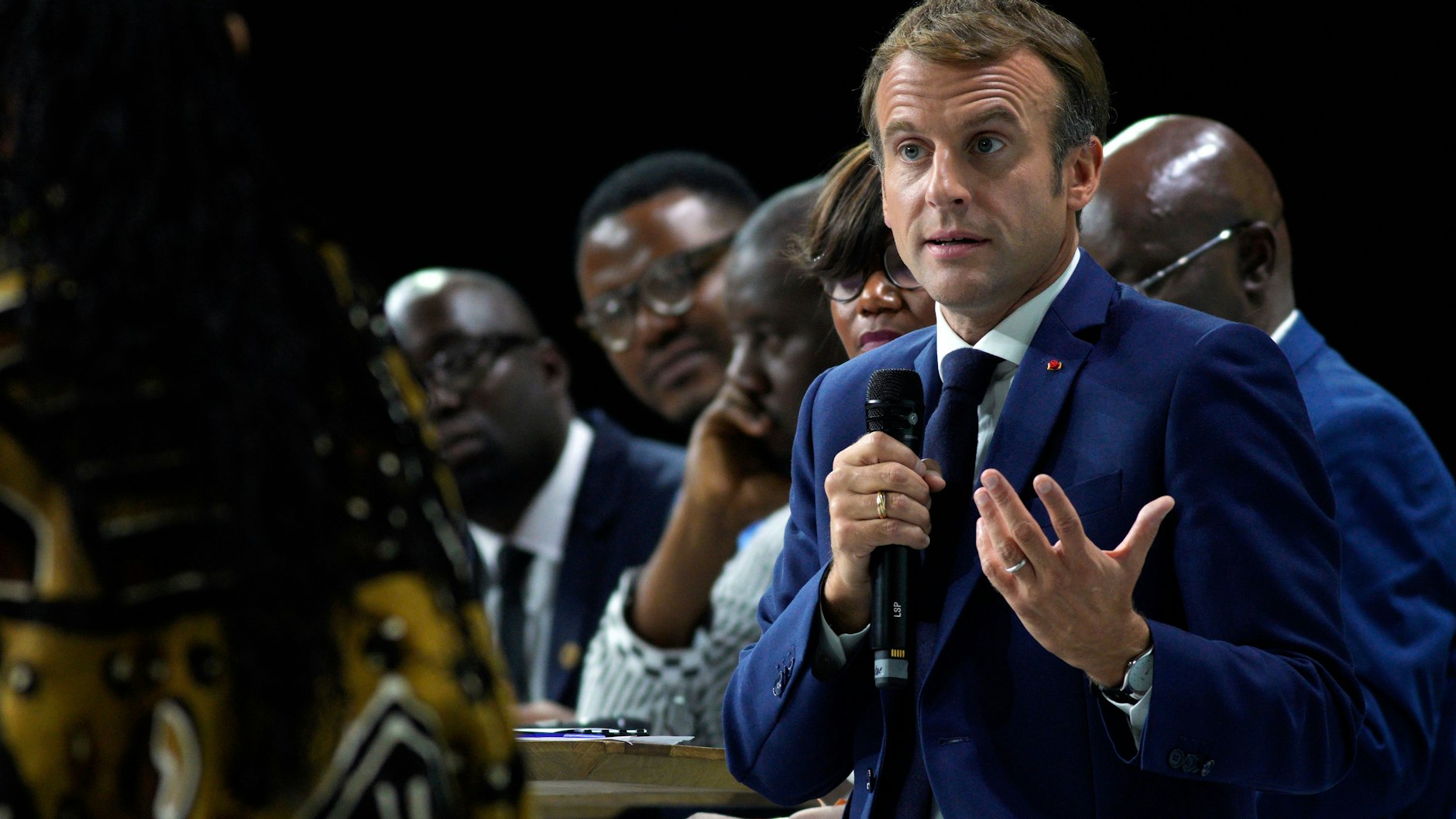 Emmanuel Macron kürzlich beim Afrika-Frankreich-Gipfel in Montpellier. Ihm wird vorgeworfen, bei solchen Gelegenheiten eher sich als die Vertreter ehemaliger Kolonien in den Mittelpunkt zu stellen. 