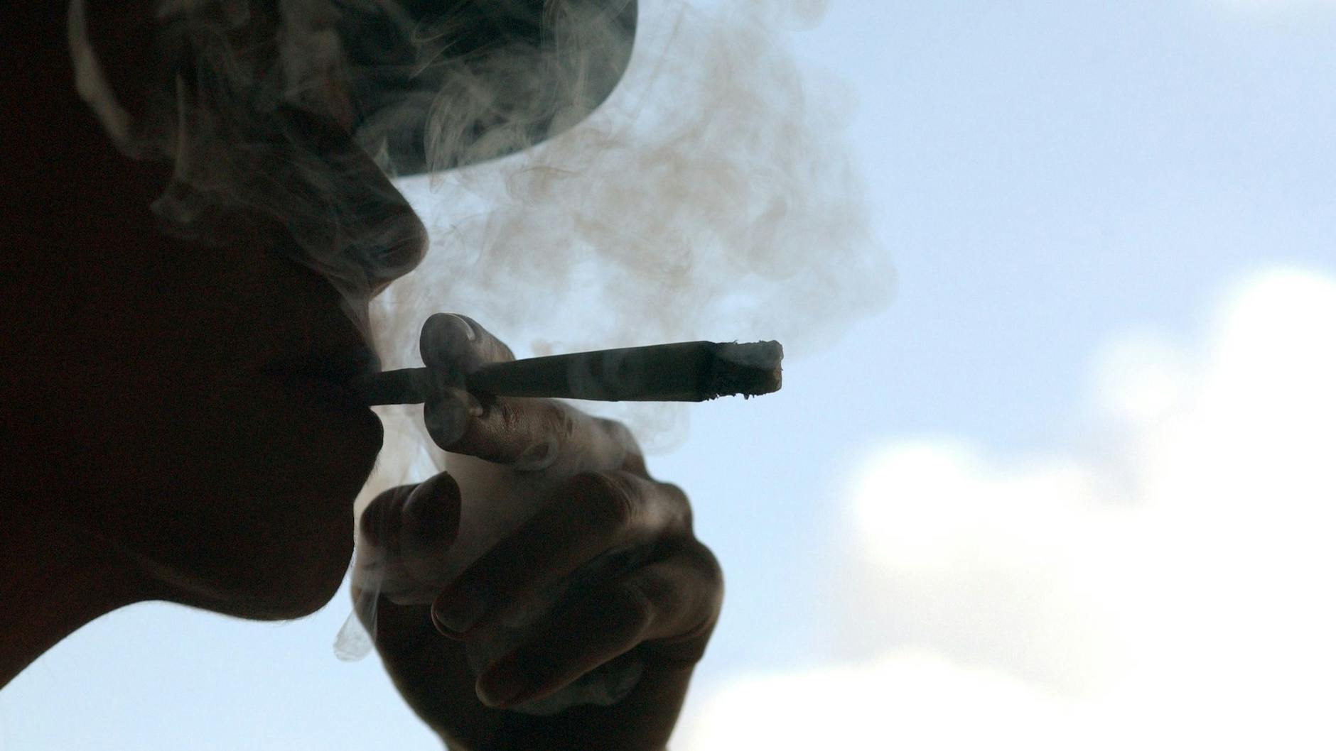 In Berlin wird viel gekifft, wer durch die Straßen läuft, kann es riechen. Doch legal ist es nicht.