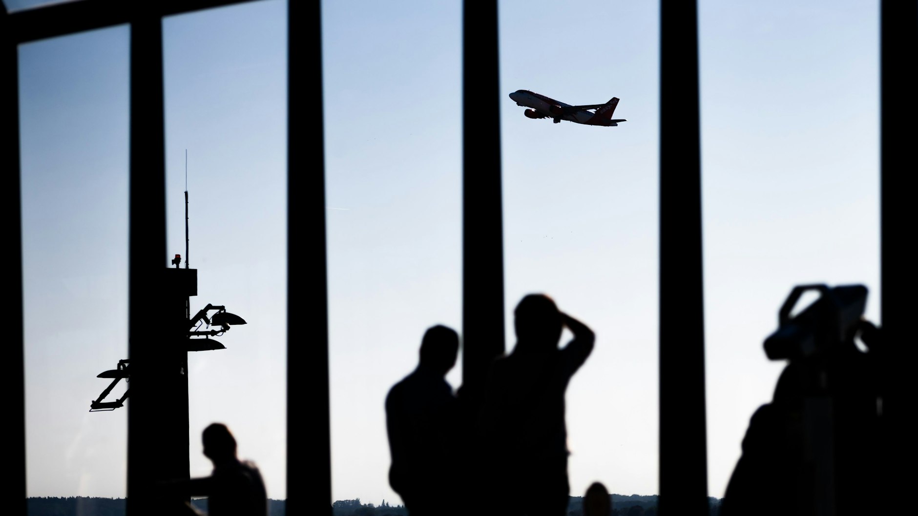 Ein Flugzeug am BER! Obwohl der Flugverkehr wieder zunimmt, liegt er weit hinter dem Stand der Zeit vor Corona zurück. Trotzdem gibt es am Hauptstadt-Flughafen immer wieder Probleme.