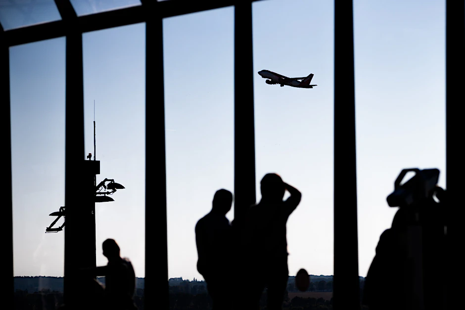 Ein Flugzeug am BER! Obwohl der Flugverkehr wieder zunimmt, liegt er weit hinter dem Stand der Zeit vor Corona zurück. Trotzdem gibt es am Hauptstadt-Flughafen immer wieder Probleme.