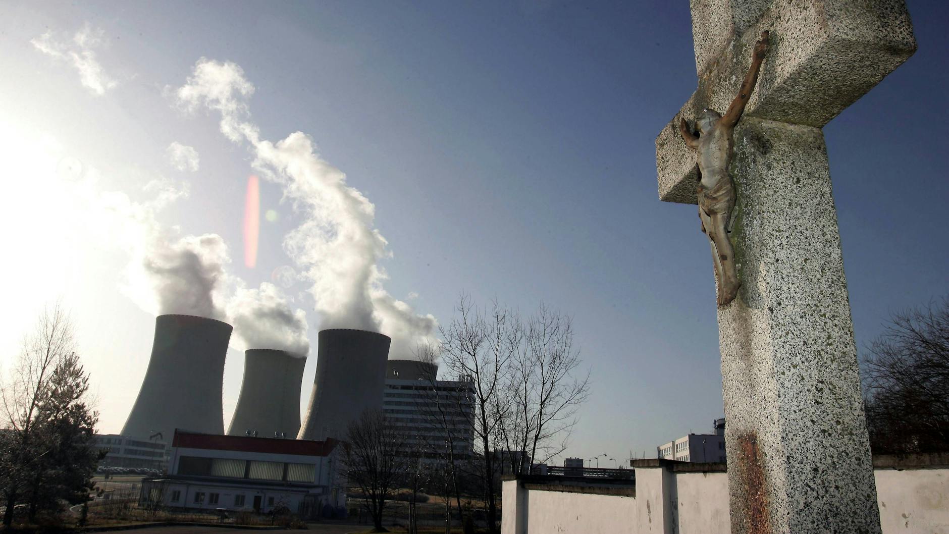 Fortschritt gegen alte Welt? So einfach ist es nicht mehr. Die Kernenergie – hier das Atomkraftwerk Temelin in Tschechien – ist umstritten. Manche wollen sie aber auf neue Art wiederbeleben.