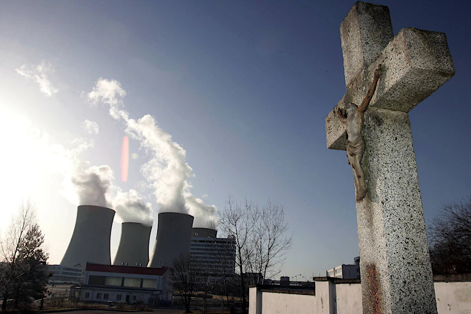 Fortschritt gegen alte Welt? So einfach ist es nicht mehr. Die Kernenergie – hier das Atomkraftwerk Temelin in Tschechien – ist umstritten. Manche wollen sie aber auf neue Art wiederbeleben.