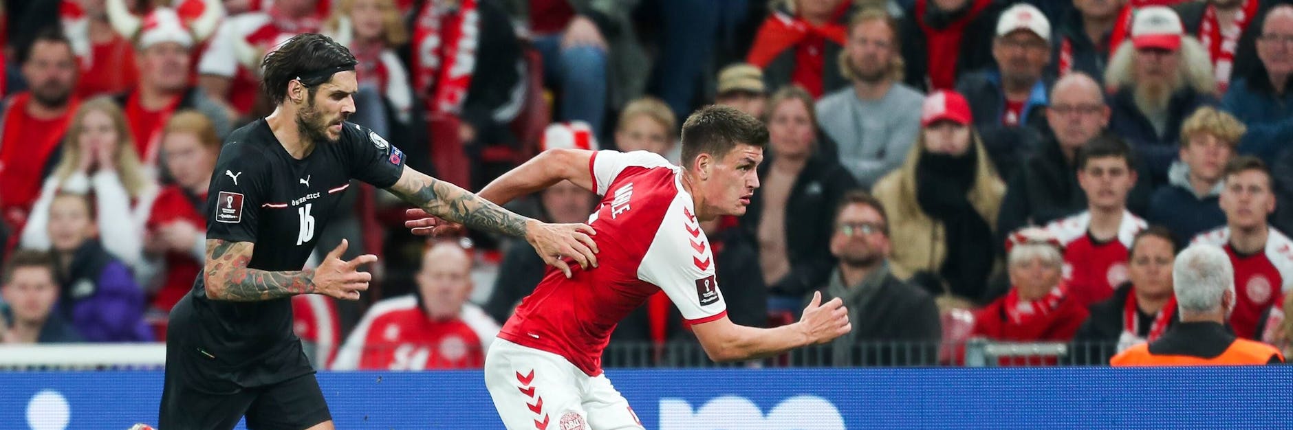 Christopher Trimmel verfolgt Dänemarks Joakim Maehle. Österreichs 0:1 bedeutete das Ende der WM-Träume für Unions Spielführer.