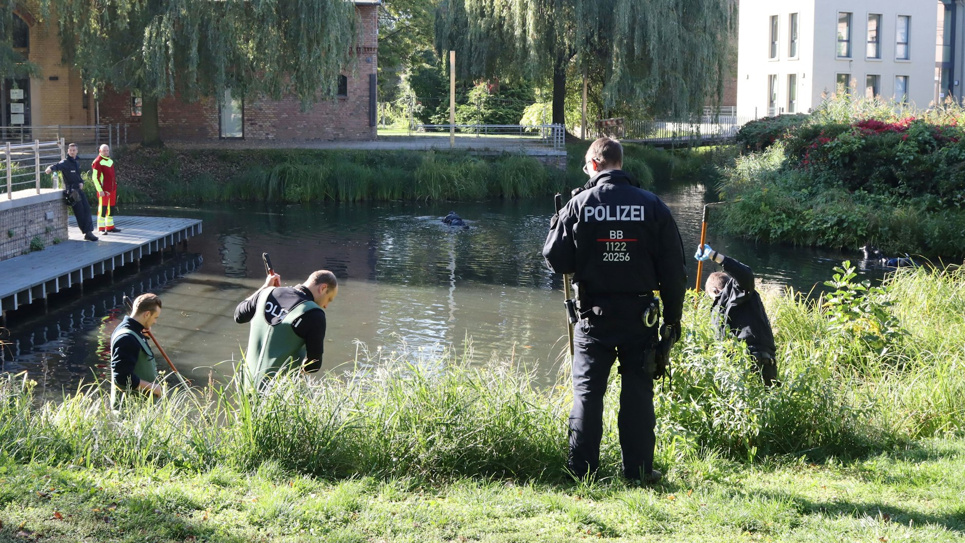 Polizeitaucher suchen in der Innenstadt von Luckenwalde nach der vermissten 22-Jährigen.<br>
